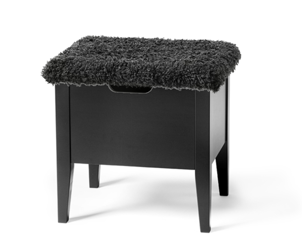 Bild på KLINTE bänk 45 cm svartlack med fårpäls